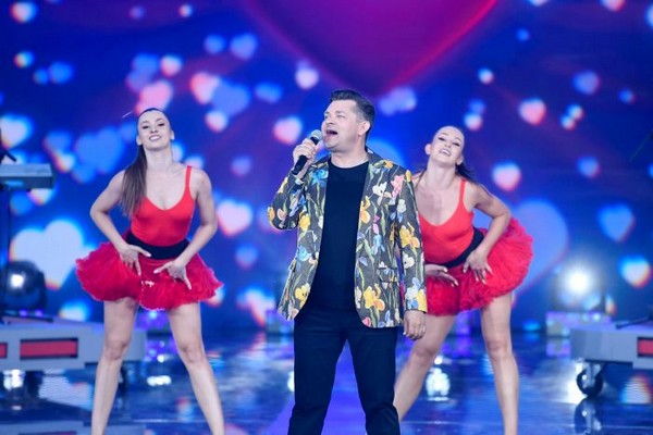 Zenon Martyniuk i tancerki podczas koncertu z serii „Wakacyjna trasa Dwójki”, foto: TVP