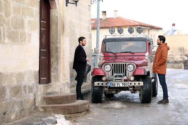 Gün Akinci i Ekin Mert Daymaz oraz samochód Jeep CJ w serialu „Burza namiętności”, foto: Materiały Dystrybutora