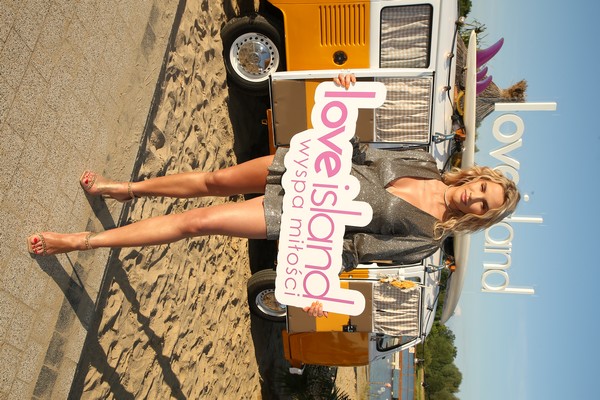 Karolina Gilon oraz samochód Volkswagen Transporter w programie „Love Island. Wyspa miłości”, foto: WBF
