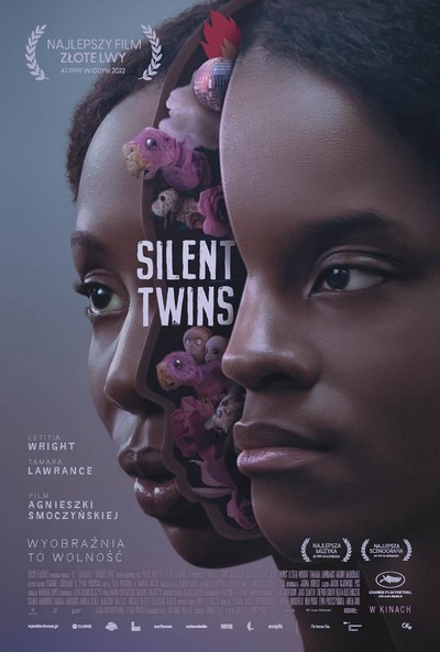 Tamara Lawrance i Letitia Wright na plakacie promującym kinową emisję filmu „Silent Twins”, foto: Gutek Film