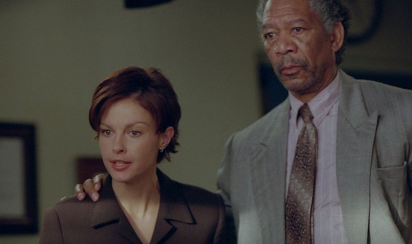 Ashley Tyler Ciminella „Ashley Judd” i Morgan Freeman w filmie „Bez przedawnienia”, foto: Antenna Group