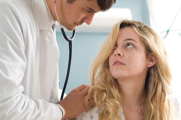 Orlando Bloom i Riley Keough w filmie „Dobry doktor”, foto: AMC Networks International