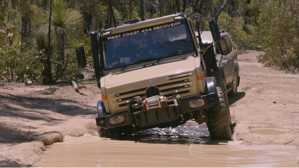 Ciężarówka Mercedes-Benz Unimog i samochód Toyota Land Cruiser w programie „Ratownicy morscy z Australii”, foto: All3Media