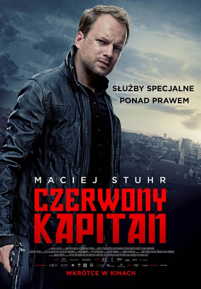 Maciej Stuhr na plakacie promującym kinową emisję filmu „Czerwony Kapitan”, foto: Kino Świat