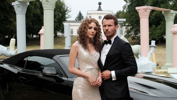 Adrianna Chlebicka i Mateusz Banasiuk oraz samochód Chevrolet Camaro w filmie „Miłość do kwadratu”, foto: Marcin Makowski