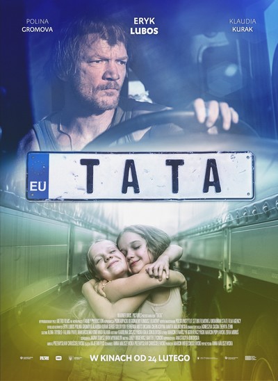 Eryk Lubos, Klaudia Kurak i Polina Gromova oraz ciężarówka Renault Magnum na plakacie promującym kinową emisję filmu „Tata”, foto: Warner Bros. Discovery