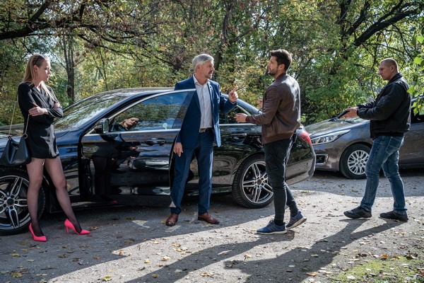 Ewelina Ruckgaber i Piotr Mróz oraz samochód Mercedes-Benz w serialu „Gliniarze”, foto: Mikołaj Tym