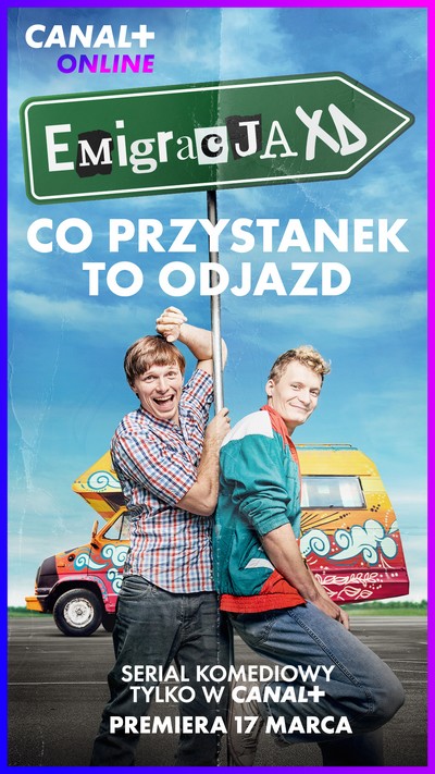 Tomasz Włosok i Michał Balicki oraz kamper Fiat Ducato na plakacie promującym emisję serialu „Emigracja XD”, foto: Canal+ Polska