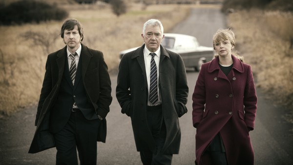 Lee Ingleby, Martin Shaw i Lisa McGrillis oraz samochód Rover P6 w serialu „Inspektor George Gently”, foto: All3Media
