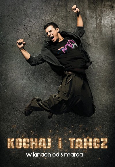 Mateusz Damięcki na plakacie promującym kinową emisję filmu „Kochaj i tańcz”, foto: TVN Warner Bros. Discovery