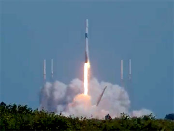 SpaceX wynosi kolejne 56 satelitów Starlink [wideo]