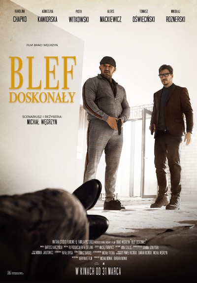 Tomasz Oświeciński i Mikołaj Roznerski na plakacie promującym kinową emisję filmu „Blef doskonały”, foto: Galapagos Films