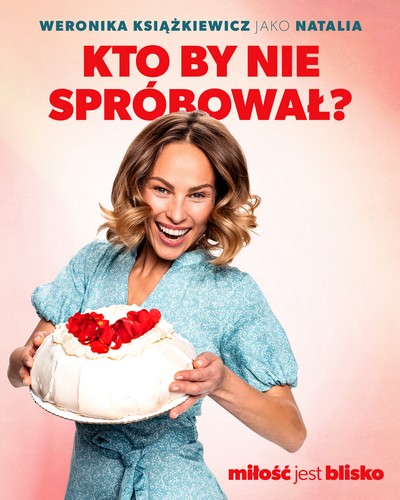 Weronika Książkiewicz na plakacie promującym kinową emisję filmu „Miłość jest blisko”, foto: TVP