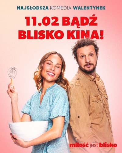 Weronika Książkiewicz i Wojciech Solarz na plakacie promującym kinową emisję filmu „Miłość jest blisko”, foto: TVP
