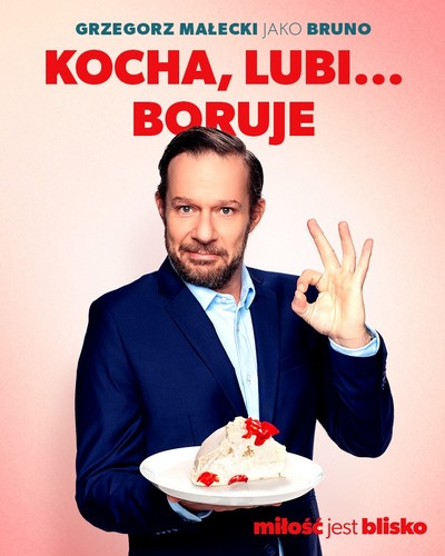 Grzegorz Małecki na plakacie promującym kinową emisję filmu „Miłość jest blisko”, foto: TVP