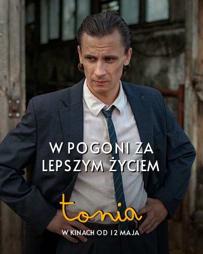Adam Bobik na plakacie promującym kinową emisję filmu „Tonia”, foto: TVP
