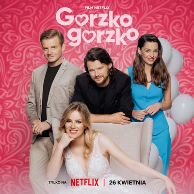 Rafał Zawierucha, Mateusz Kościukiewicz, Agnieszka Więdłocha i Zofia Domalik na plakacie promującym emisję filmu „Gorzko, gorzko!”, foto: Netflix