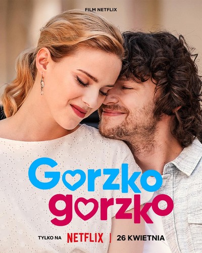 Zofia Domalik i Mateusz Kościukiewicz na plakacie promującym emisję filmu „Gorzko, gorzko!”, foto: Netflix
