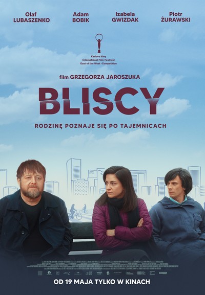 Olaf Lubaszenko, Izabela Gwizdak i Adam Bobik na plakacie promującym kinową emisję filmu „Bliscy”, foto: Kino Świat
