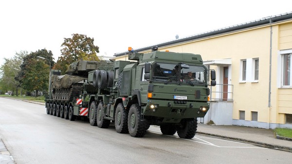 Ciężarówka Rheinmetall MAN HX81 i czołg Krauss-Maffei Wegmann (KMW)/Rheinmetall Leopard 2 w programie „Maszyny wagi ciężkiej”, foto: WeltN24 GmbH