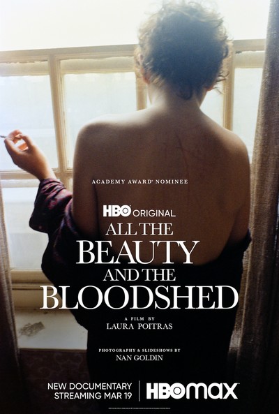 Nan Goldin na plakacie promującym emisję filmu „Całe to piękno i krew” w serwisie HBO Max, foto: Warner Bros. Discovery