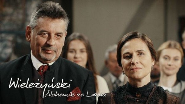 Artur Dziurman i Dorota Landowska w filmie „Wieleżyński. Alchemik ze Lwowa”, foto: Telewizja Obiektyw