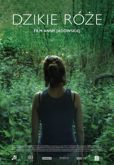 Marta Nieradkiewicz na plakacie promującym kinową emisję filmu „Dzikie róże”, foto: Alter Ego Pictures