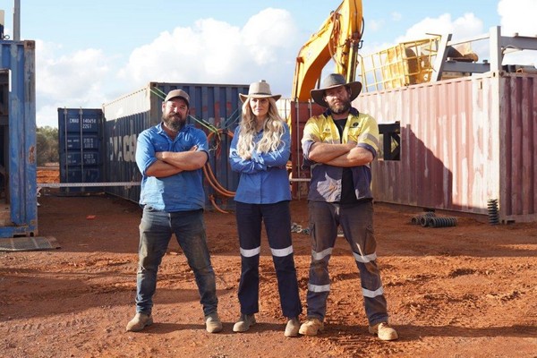 Paul Mackie, Melanie Wood i Alexander Stead oraz koparka JCB w programie „Australijscy poszukiwacze złota”, foto: Viasat World