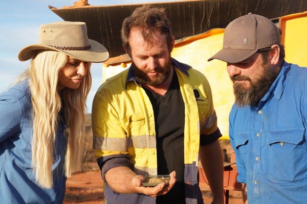 Melanie Wood, Alexander Stead i Paul Mackie w programie „Australijscy poszukiwacze złota”, foto: Viasat World