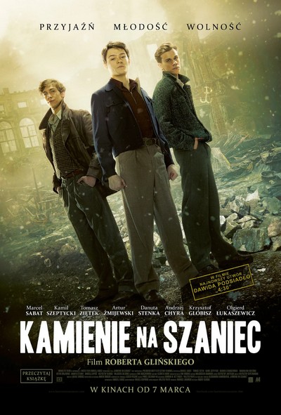 Kamil Szeptycki, Tomasz Ziętek i Marcel Sabat na plakacie promującym kinową emisję filmu „Kamienie na szaniec”, foto: Monolith Films