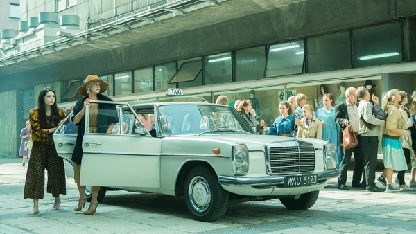 Michalina Olszańska i Kinga Preis oraz samochód Mercedes-Benz w filmie „Córki dancingu”, foto: Jakub Kijowski/Kino Świat