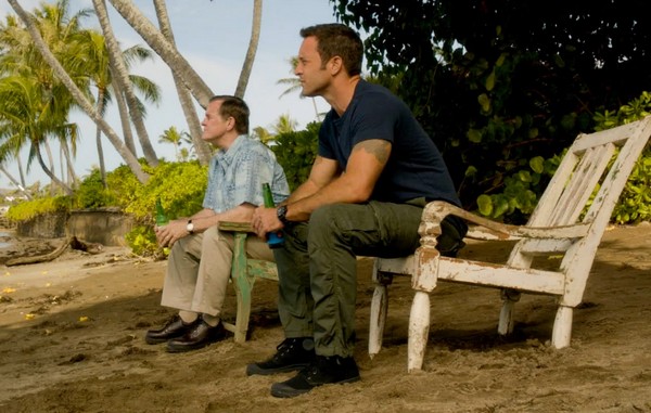 William Sadler i Alexander O’Lachlan „Alex O'Loughlin” w serialu „Hawaje 5-0”, foto: CBS