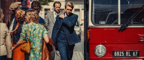 Jakub Gierszał (z prawej) oraz autobus Mercedes-Benz w filmie „Doppelgänger. Sobowtór”, foto: Jarosław Sosiński/TVN Warner Bros. Discovery