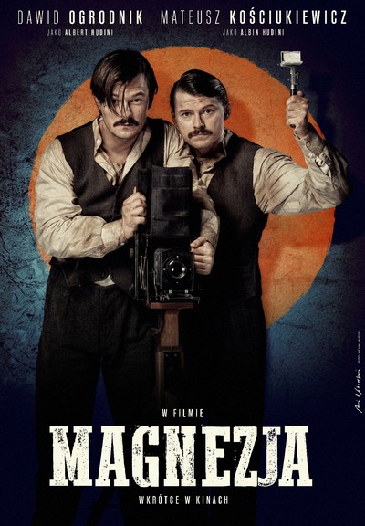 Dawid Ogrodnik i Mateusz Kościukiewicz na plakacie promującym kinową emisję filmu „Magnezja”, foto: Kino Świat