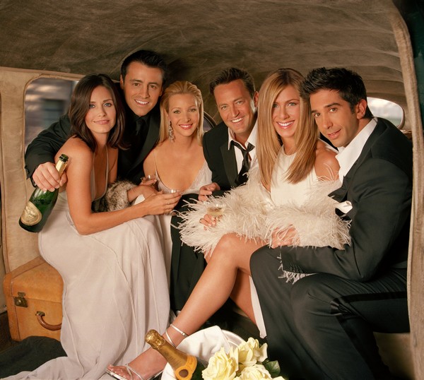 Courteney Cox, Matt LeBlanc, Lisa Kudrow, Matthew Perry, Jennifer Aniston i David Schwimmer w serialu „Przyjaciele”, foto: Paramount Global