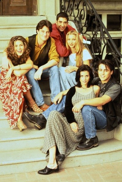 Jennifer Aniston, Matthew Perry, David Schwimmer, Lisa Kudrow, Courteney Cox i Matt LeBlanc w serialu „Przyjaciele”, foto: Paramount Global