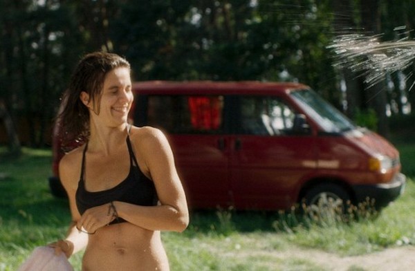 Karolina Bruchnicka oraz samochód Volkswagen Transporter w filmie „Córka trenera”, foto: Akson Dystrybucja
