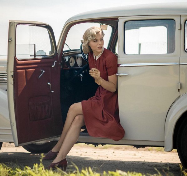 Marianna Zydek oraz samochód Opel Super 6 w filmie „Kamerdyner”, foto: Rafal Pijański/Filmicon Dom Filmowy