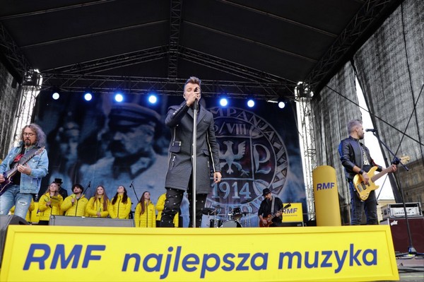 Piotr Kupicha (w środku) podczas koncertu „Ogólnopolskie Śpiewanie Biało-Czerwonych Przebojów 2022”, foto: Bauer Media Group
