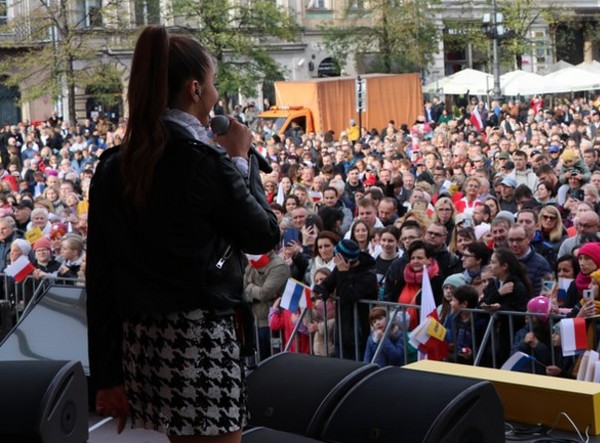 Blanka Stajkow podczas koncertu „Ogólnopolskie Śpiewanie Biało-Czerwonych Przebojów 2022”, foto: Bauer Media Group