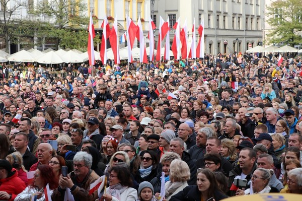 Publiczność koncertu „Ogólnopolskie Śpiewanie Biało-Czerwonych Przebojów 2022”, foto: Bauer Media Group