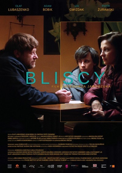 Olaf Lubaszenko, Adam Bobik i Izabela Gwizdak na plakacie promującym kinową emisję filmu „Bliscy”, foto: Kino Świat