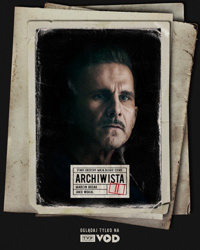Marcin Bosak na plakacie promującym emisję serialu „Archiwista”, foto: TVP