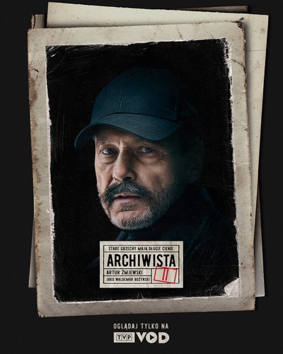 Artur Żmijewski na plakacie promującym emisję serialu „Archiwista”, foto: TVP