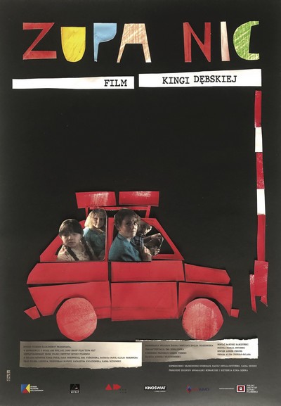 Alicja Warchocka, Barbara Papis, Kinga Preis i Adam Woronowicz oraz samochód Polski Fiat 126p Maluch na plakacie promującym kinową emisję filmu „Zupa nic”, foto: Kino Świat