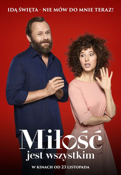Leszek Lichota i Julia Wyszyńska na plakacie promującym kinową emisję filmu „Miłość jest wszystkim”, foto: Kino Świat