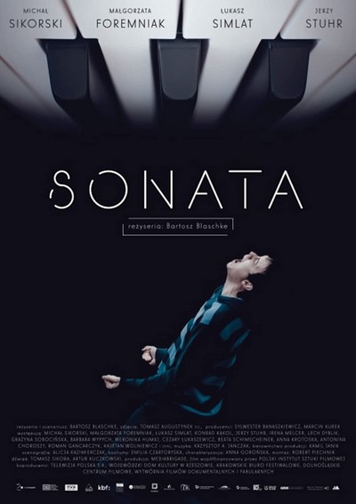 Michał Sikorski na plakacie promującym kinową emisję filmu „Sonata”, foto: TVP