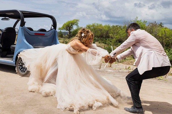Jennifer Lopez „J.Lo” i Josh Duhamel oraz samochód GEM w filmie „Wystrzałowe wesele”, foto: Monolith Films