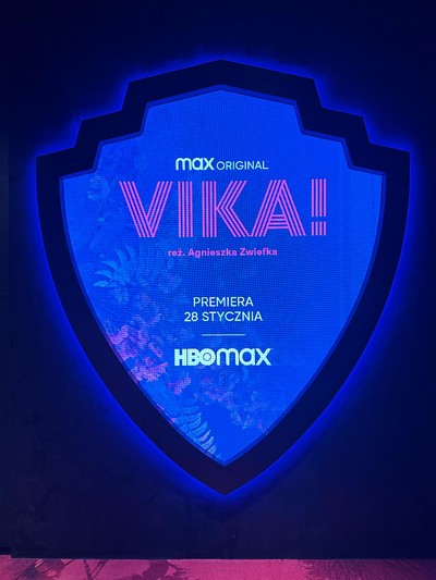 Plakat promujący emisję filmu „Vika!”, foto: Warner Bros. Discovery