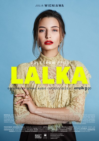 Julia Wieniawa-Narkiewicz na plakacie promującym emisję serialu audio „Lalka”, foto: Grupa Empik